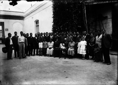 Empresarios con trabajadores en patio, retrato de grupo
