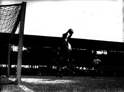 Gregorio Blasco del España atrapa el balón en el aire