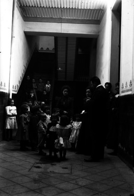 Niños y maestros en el corredor de una escuela