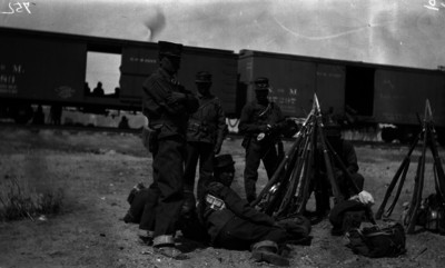 Soldados federales en una estación después de abandonar la plaza de San Luis Potosí