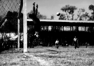 Portero se lanza para atrapar el balón durante el encuentro Asturias-España