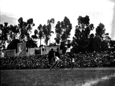 Portero salta para atajar un tiro a gol