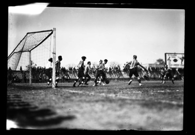 Futbolistas del Asturias y del Reforma juegan el balón en el área chica