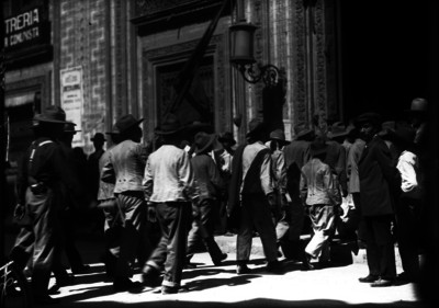 Trabajadores entran al Palacio de los Azulejos, sede de la Casa del Obrero Mundial
