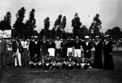 Miemros del equipo de Dinamarca con directivo y marinos en la cancha del club España, retrato de grupo