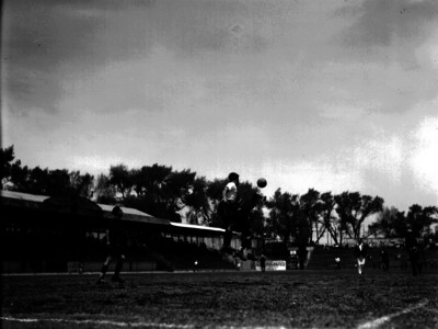 Futbolistas del Espala y del Atlante juegan el balón por aire