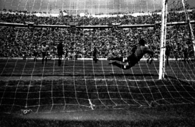 Portero detiene un tiro a gol