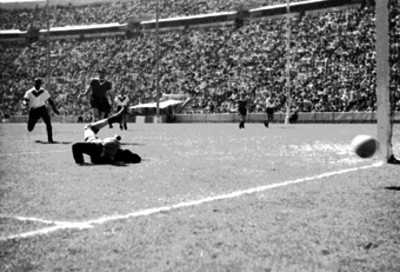 Portero tendido en el área chica ante tiro de gol