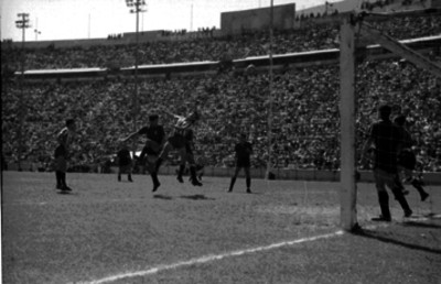 Futbolistas rematan de cabeza en un encuentro Necaxa-Independiente