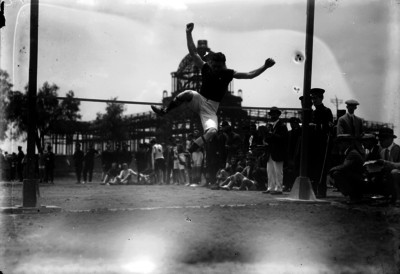 Atleta duranrte una competencia de salto de altura