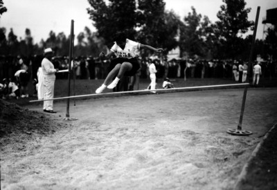 Atleta número 231 realiza un salto de altura