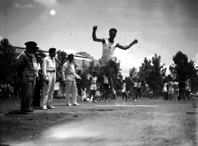Atleta realiza salto de longitud