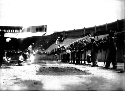 Atleta en salto de longitud en el Estadio Nacional