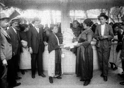 Entrega de ropa a familiares de voceadores