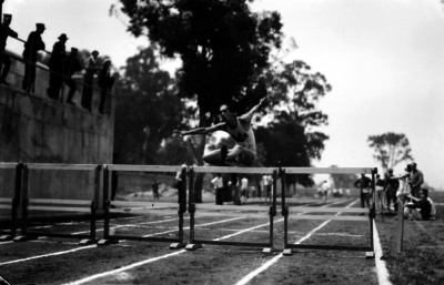 Atleta salta obstáculo durante competencia en el Estadio Naciona