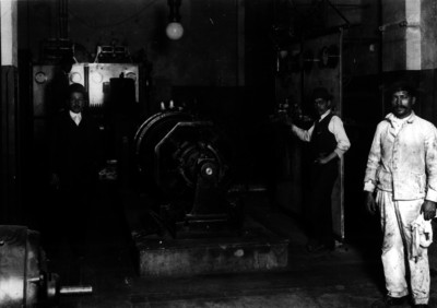 Trabajadores en una subestación de distribución eléctrica