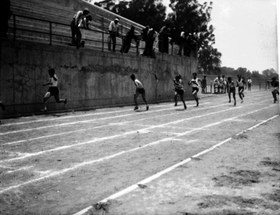 Atletas corren durante carrera de relevos en el Estadio Nacional