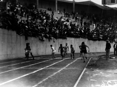 Atletas corren durante carrera de relevos en el Estadio Nacional
