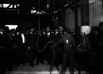 Empresarios visitan instalaciones de una fábrica