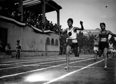 Atletas atraviesan la meta durante prueba de los 1 500 mts