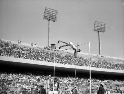 Atleta realiza salto con garrocha en Ciudad Universitaria