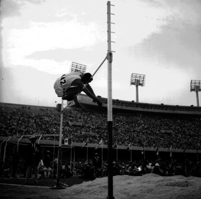 Deportista realiza salto de altura en Ciudad Universitaria