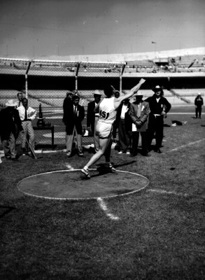 Atleta realiza lanzamiento de disco en Ciudad Universitaria