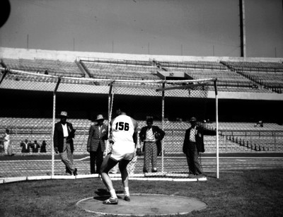 Atleta se prepara para lanzar martillo en Ciudad Universitaria