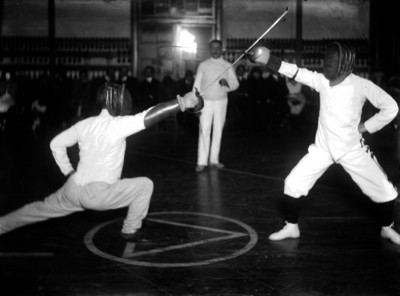 Esgrimistas durante una competencia