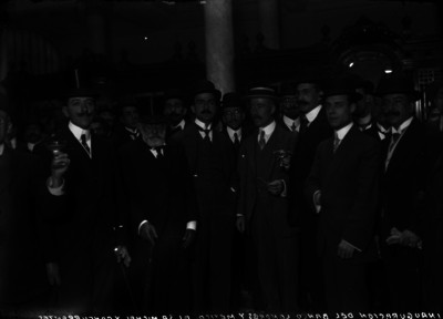 Hombres brindan por la inauguración del "Banco de Londres y México"