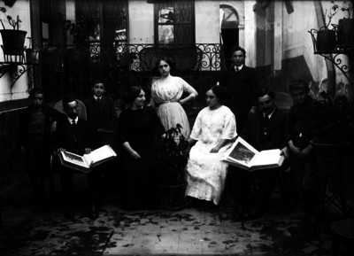 Familia en el patio de una casa, retrato