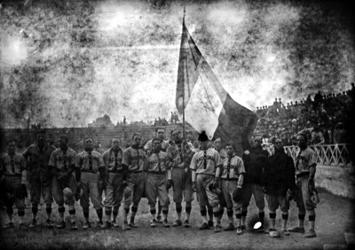 Beisbolistas del equipo Nacional con la bandera mexicana, retrato de grupo