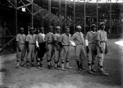 Miembros de un equipo de beisbol en un estadio, retrato de grupo
