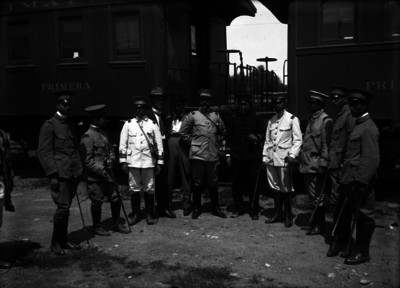 Oficiales federales en los patios de Buenavista, retrato de grupo