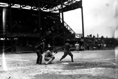 Umpire, catcher y beisbolista durante un juego en el Parque Reforma