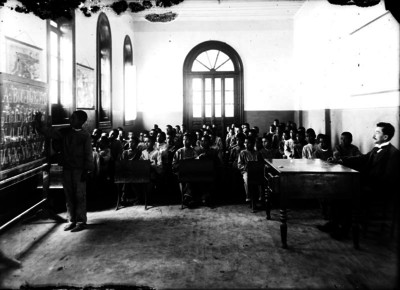 Maestro y estudiantes en clase