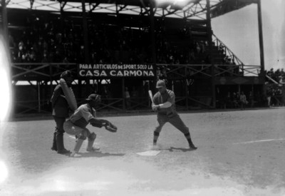 Bateador mira al catcher durante encuentro en el parque Unión