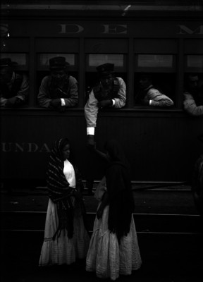 Soldado federal se despide de mujeres desde la ventanilla de un vagón