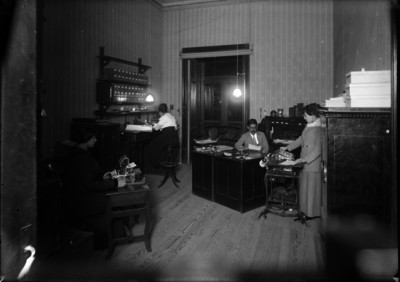 Empleados laboran en una oficina