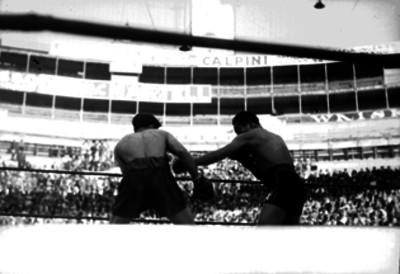 Boxeador ataca a su adversario durante una pelea en la plaza El Toreo