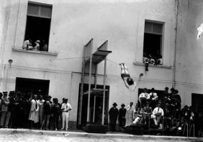 Clavadista en el aire