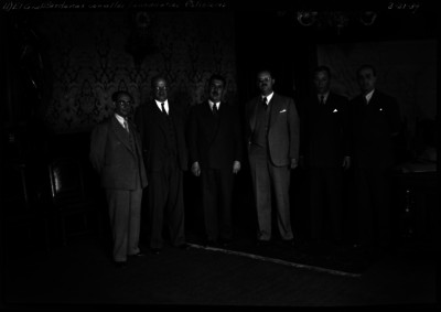 "Lázaro Cárdenas [con] Vicente Cortes Herrera [y] Efrain Buenrostro" en Palacio Nacional, retrato de grupo