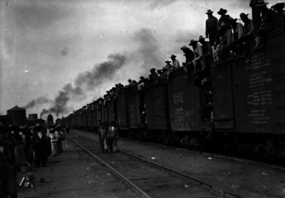 Tropas constitucionalistas avanzan en un ferrocarril