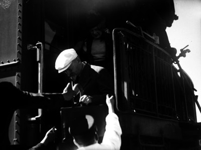 León Trotsky y esposa descienden del tren a su llegada a la Ciudad de México