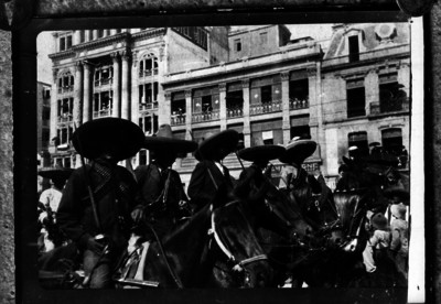Otilio Montaño y Francisco Pacheco acompañados de su estado mayor entran a la Ciudad de México