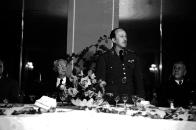 Militar dá un discurso durante un banquete