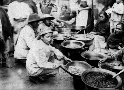 Niños y hombres en un puesto de comida
