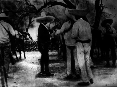 Emiliano Zapata y miembros de su ejército en un campamento