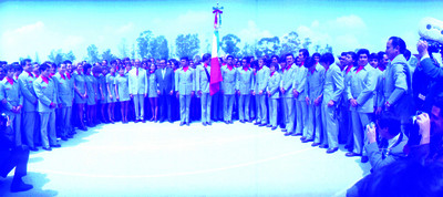 Luis Echeverría A., Mario Moya Palencia y deportistas durante inauguración de juegos, retrato de grupo