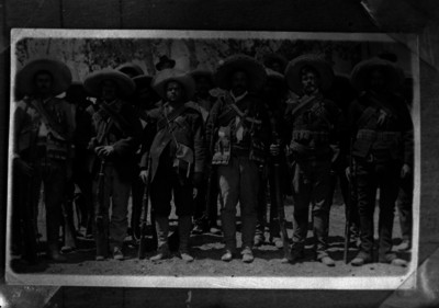 Francisco Villa con miembros de su ejército, antes de la toma de Cd. Juárez